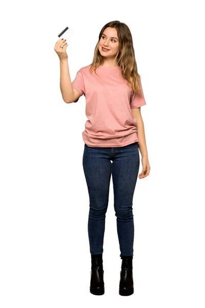 Полнометражный Снимок Девочки Подростка Розовом Свитере Держащей Кредитку Думающей Изолированном — стоковое фото