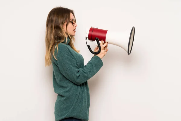 Ragazza Adolescente Sopra Muro Bianco Urlando Attraverso Megafono Annunciare Qualcosa — Foto Stock