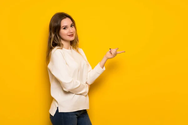 Chica Adolescente Sobre Pared Amarilla Señalando Dedo Hacia Lado Posición —  Fotos de Stock