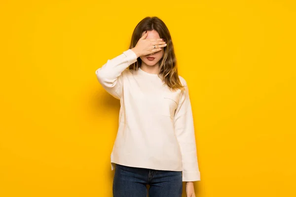 Menina Adolescente Sobre Parede Amarela Cobrindo Olhos Por Mãos Não — Fotografia de Stock