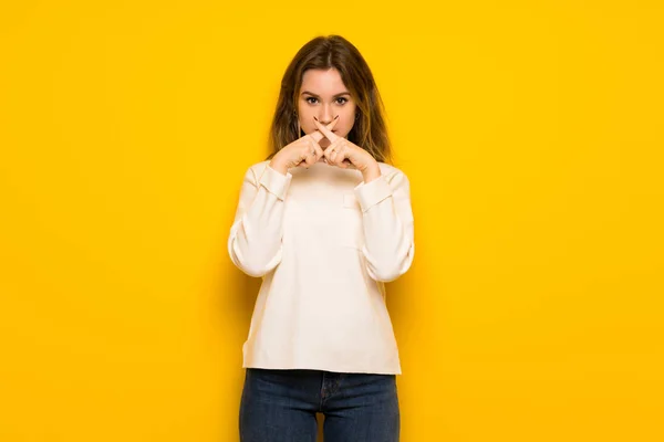 Ragazza Adolescente Sopra Muro Giallo Che Mostra Segno Silenzio Gesto — Foto Stock