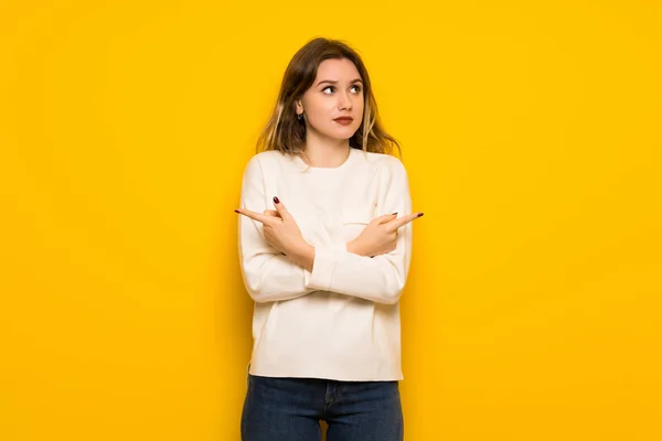 Ragazza Adolescente Sopra Muro Giallo Che Indica Laterali Che Hanno — Foto Stock