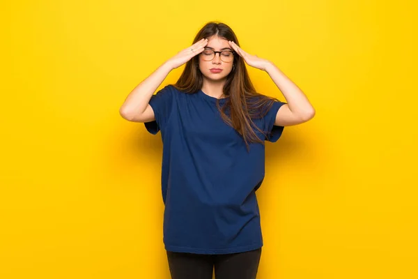 Mujer Joven Con Gafas Sobre Pared Amarilla Infeliz Frustrada Con — Foto de Stock