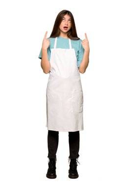 Kız tam uzunlukta atış şaşırttı ve izole beyaz arka plan üzerinde yukarıyı önlük ile