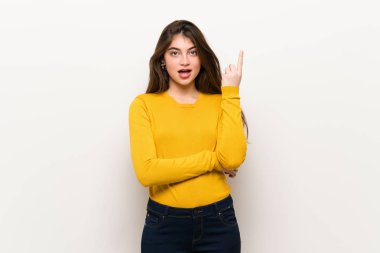 Parmak işaret bir fikir düşünce sarı kazaklı genç kadın