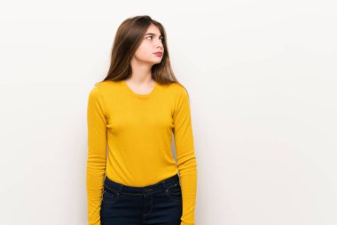 Ciddi bir yüz ile ararken sarı kazaklı genç kadın