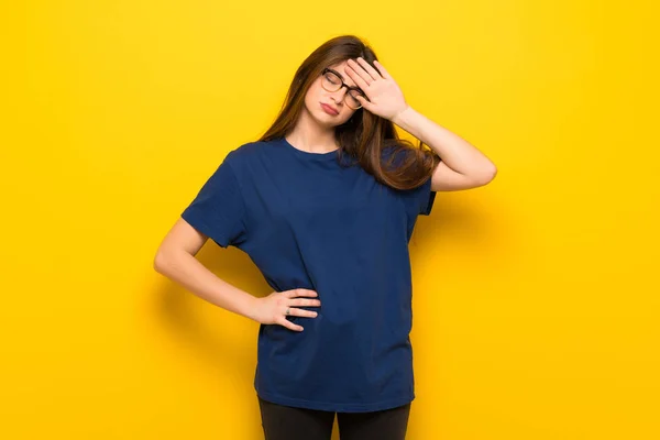 Mujer Joven Con Gafas Sobre Pared Amarilla Con Expresión Cansada — Foto de Stock