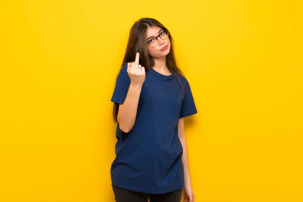 Mujer Joven Con Gafas Sobre Pared Amarilla Haciendo Gesto Cuerno — Foto de Stock