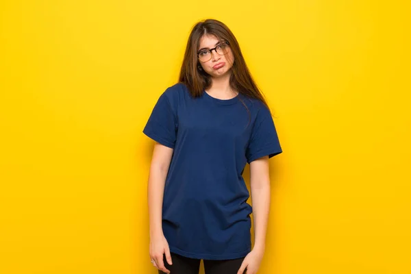 Mujer Joven Con Gafas Sobre Pared Amarilla Con Expresión Triste — Foto de Stock