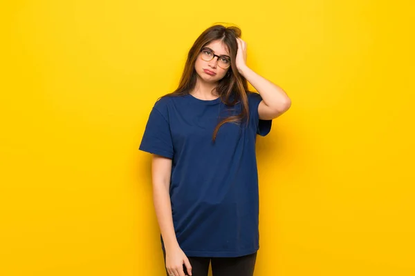 Young Woman Glasses Yellow Wall Expression Frustration Understanding — Stock Photo, Image