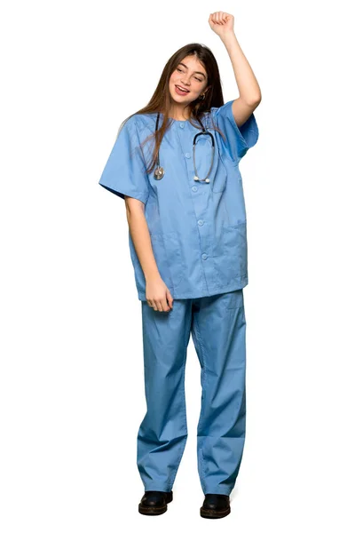 Foto Completa Una Enfermera Joven Celebrando Una Victoria Sobre Fondo — Foto de Stock