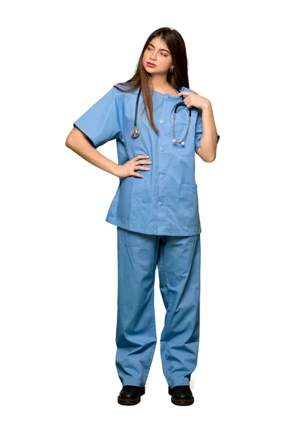 分離の白い背景の上の熱の多くを看護師の若いのフルレングスのショット — ストック写真