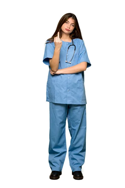 看護師の若いのフルレングスのショット分離の白い背景の上の作る角ジェスチャー — ストック写真