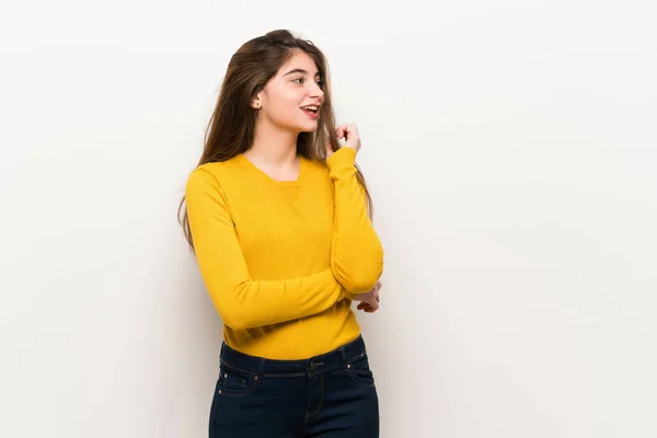 Mujer Joven Con Suéter Amarillo Con Expresión Feliz — Foto de Stock