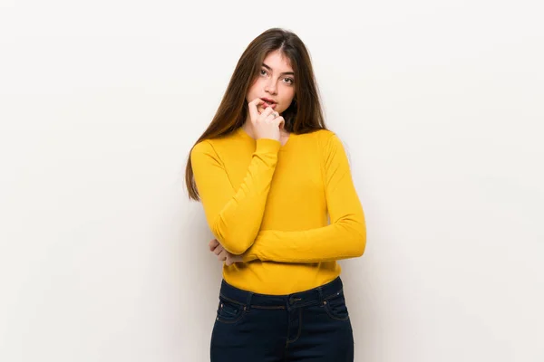 Mujer Joven Con Suéter Amarillo Que Tiene Dudas Mientras Mira — Foto de Stock