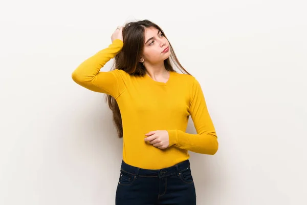 Young Woman Yellow Sweater Having Doubts While Scratching Head — Stock Photo, Image