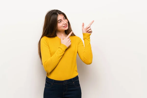 Junge Frau Mit Gelbem Pullover Zeigt Mit Dem Zeigefinger Nach — Stockfoto
