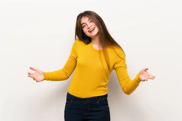 誇りと自己満足で黄色のセーターを持つ若い女性は自分の概念を愛する — ストック写真