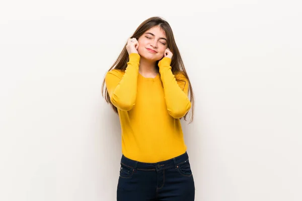 Mujer Joven Con Suéter Amarillo Cubriendo Orejas Con Las Manos — Foto de Stock