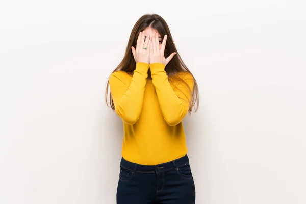 Jeune Femme Avec Pull Jaune Couvrant Les Yeux Par Les — Photo