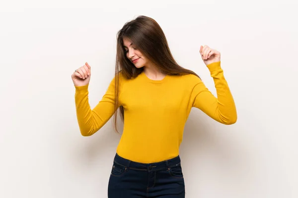 Mujer Joven Con Suéter Amarillo Disfruta Bailando Mientras Escucha Música — Foto de Stock