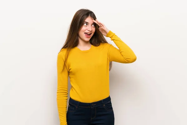 Giovane Donna Con Maglione Giallo Appena Realizzato Qualcosa Intenzione Soluzione — Foto Stock