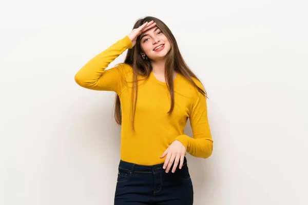 Mujer Joven Con Suéter Amarillo Saludando Con Mano — Foto de Stock