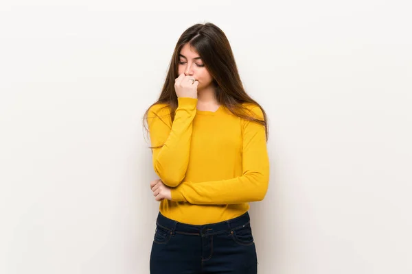 Mujer Joven Con Suéter Amarillo Que Tiene Dudas —  Fotos de Stock