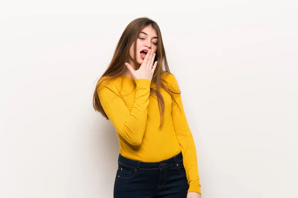 Giovane Donna Con Maglione Giallo Sbadigliando Coprendo Bocca Spalancata Con — Foto Stock