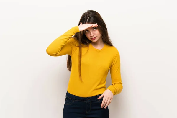 Mujer Joven Con Suéter Amarillo Mirando Lejos Con Mano Para — Foto de Stock