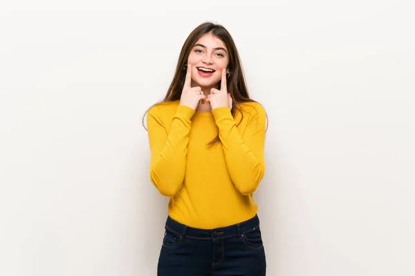 Νεαρή Γυναίκα Κίτρινο Πουλόβερ Χαμογελώντας Ευτυχισμένους Και Ευχάριστη Έκφραση — Φωτογραφία Αρχείου