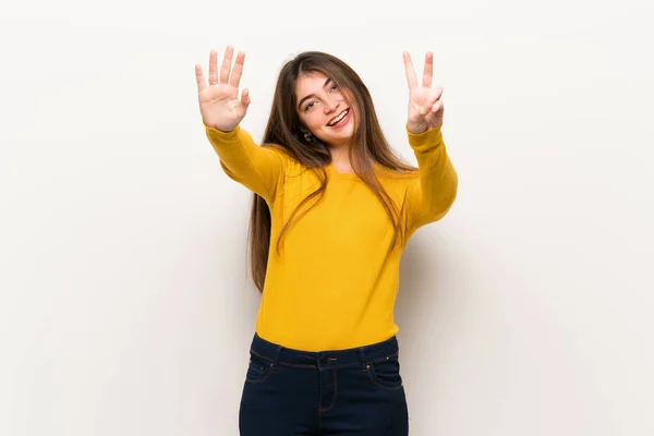 Νεαρή Γυναίκα Κίτρινο Πουλόβερ Μετράει Επτά Δάχτυλα — Φωτογραφία Αρχείου