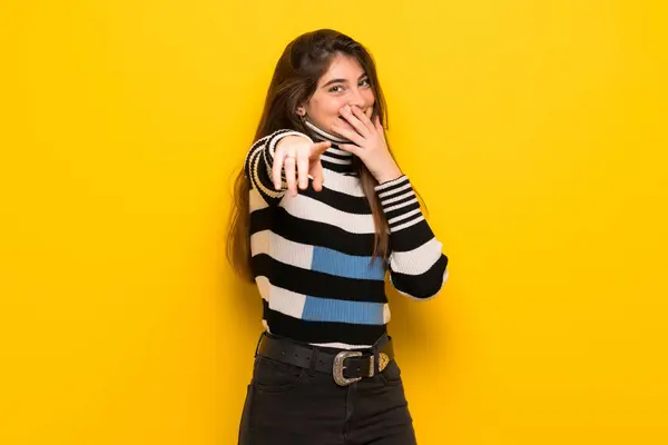 Jovem Mulher Sobre Parede Amarela Apontando Com Dedo Para Alguém — Fotografia de Stock