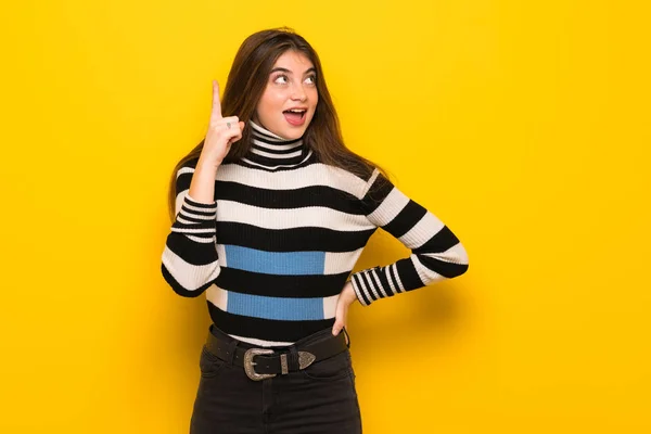 Mujer Joven Sobre Pared Amarilla Con Intención Realizar Solución Mientras — Foto de Stock