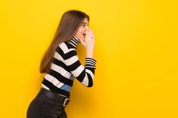 Mujer Joven Sobre Pared Amarilla Gritando Con Boca Abierta Hacia —  Fotos de Stock