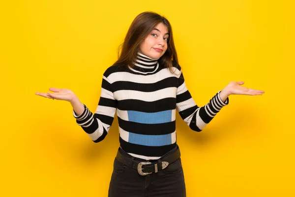 Young Woman Yellow Wall Making Unimportant Gesture While Lifting Shoulders — Stock Photo, Image