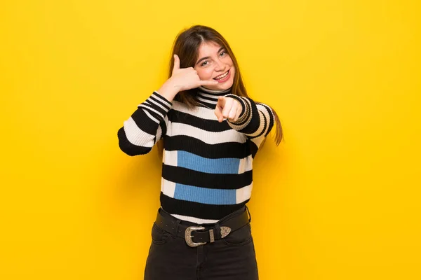 Young Woman Yellow Wall Making Phone Gesture Pointing Front — Stock Photo, Image