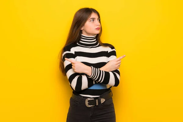 Sarı Duvar Şüpheleri Laterallerin Işaret Eden Genç Kadın — Stok fotoğraf