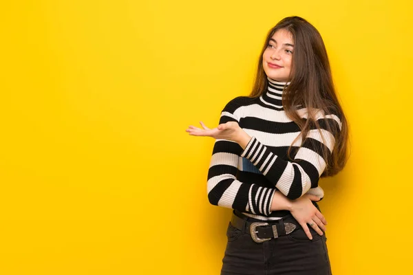 Jonge Vrouw Gele Muur Een Idee Presenteren Terwijl Uitziende Glimlachend — Stockfoto