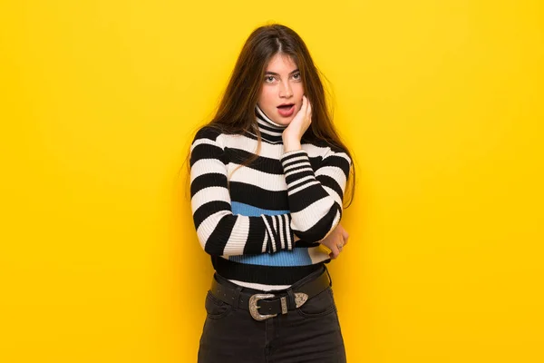 Young Woman Yellow Wall Surprised Shocked While Looking Right — Stock Photo, Image