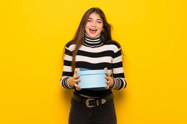 Young Woman Yellow Wall Surprised Because Has Been Given Gift — Stock fotografie