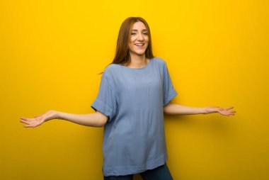 Genç Kızıl saçlı kız sarı üzerinde duvar arka plan gurur ve kendini beğenmiş aşık kendinizi kavramı