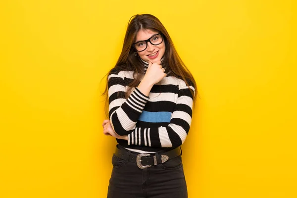 Giovane Donna Sopra Muro Giallo Con Occhiali Sorridente — Foto Stock