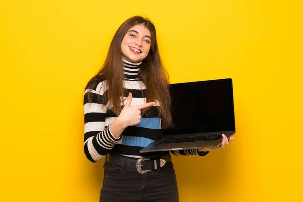 Young Woman Yellow Wall Showing Laptop — Stock Photo, Image