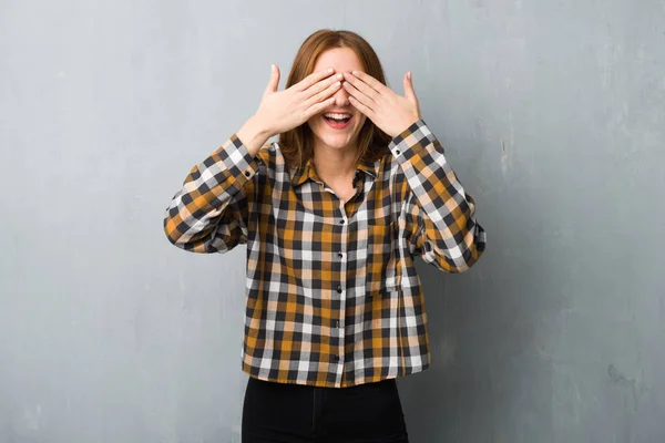 Junges Rothaariges Mädchen Über Grunge Wand Das Die Augen Mit — Stockfoto