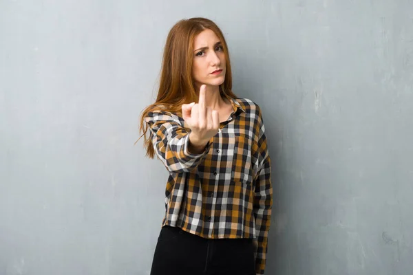 Giovane Rossa Ragazza Oltre Grunge Muro Fare Corno Gesto — Foto Stock