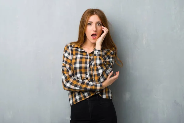 Giovane Rossa Ragazza Oltre Grunge Muro Sorpreso Scioccato Mentre Guardando — Foto Stock