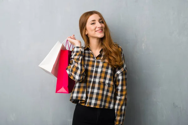 Jeune Fille Rousse Sur Mur Grunge Tenant Beaucoup Sacs Provisions — Photo