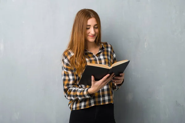 Young Redhead Girl Grunge Wall Holding Book Enjoying Reading — Stock Photo, Image