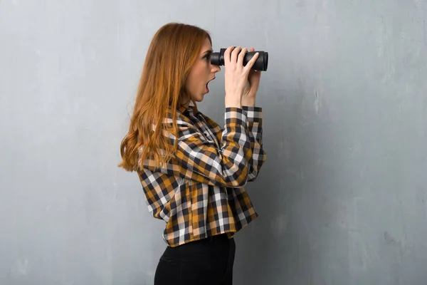 Jeune Fille Rousse Sur Mur Grunge Regardant Loin Avec Des — Photo